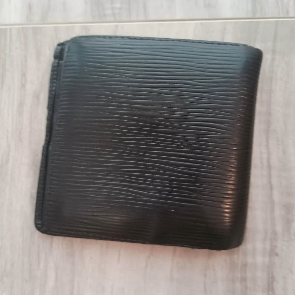 Louis Vuitton Black Epi Bifold Wallet Men’s - Picture 2 of 10